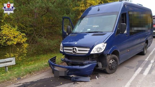 Ruch wahadłowy, kierująca toyotą wjeżdża na czerwonym i uderza w bus z dziećmi