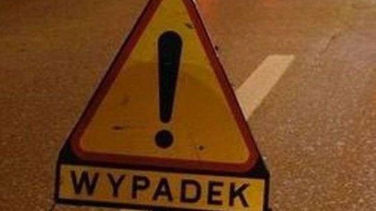 Ruch wahadłowy na "krajowej 17". Samochód zderzył się z ciągnikiem