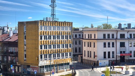 Rudera przy nowym dworcu straszy. Nie tylko wyglądem