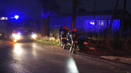 Rudnik: Samochód uderzył w drzewo, policja szuka kierowcy