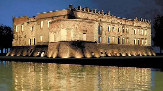 Ruiny zamku w Krupem w coraz gorszym stanie. Runęła jedna ze ścian