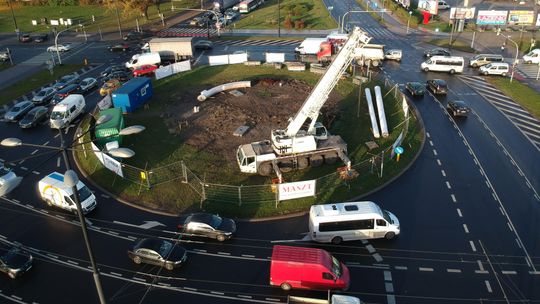 Rusza montaż Masztu Niepodległości. Pierwsze elementy przyjechały do Lublina [zdjęcia z drona]