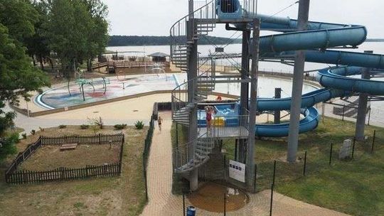 Rusza remont wodnych zjeżdżalni nad zalewem. Baseny jeszcze poczekają