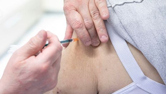 Ruszają szczepienia populacyjne przeciw COVID-19. Najpierw seniorzy 70 plus