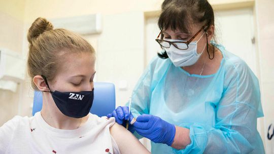 Ruszają szczepienia przeciwko COVID-19 dla młodzieży w wieku od 12 do 15 lat