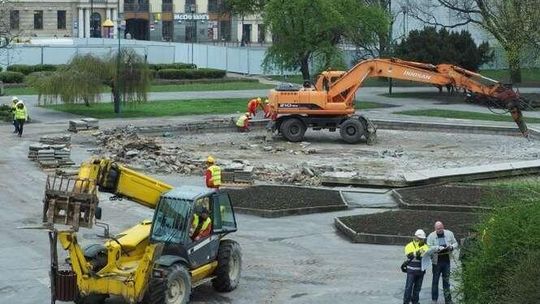 Ruszyła przebudowa pl. Litewskiego: Zaczęli od rozbiórki fontanny