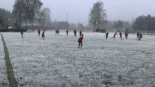 Ruszyła zamojska okręgówka. W meczu na śniegu Pogoń Łaszczówka uległa Victorii Łukowa
