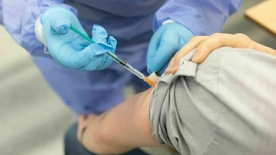 Ruszyły szczepienia przeciwko COVID-19