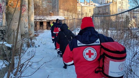 grupa poszukuje bezdomnych, zima