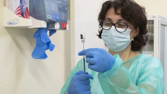 Ruszyły zapisy na szczepienia przeciw COVID-19 dla seniorów. Co należy wiedzieć?