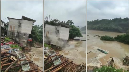 Rwąca rzeka porwała dwupiętrowy dom. Powódź w chińskiej prowincji Kuangsi