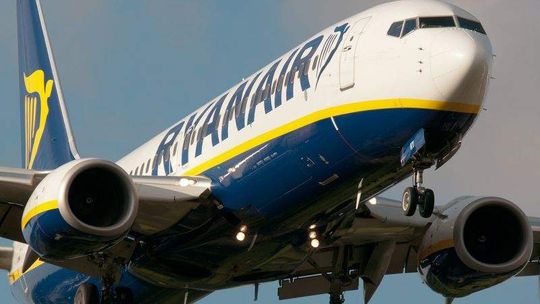 Ryanair tnie połączenia i przynosi straty. 35 mln euro w trzecim kwartale 2013 r.
