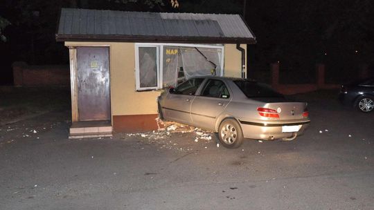Ryki: 16-letni kierowca wjechał w zakład szewski (zdjęcia)