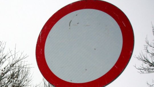 Ryki: szedł ulicą, niszczył znaki