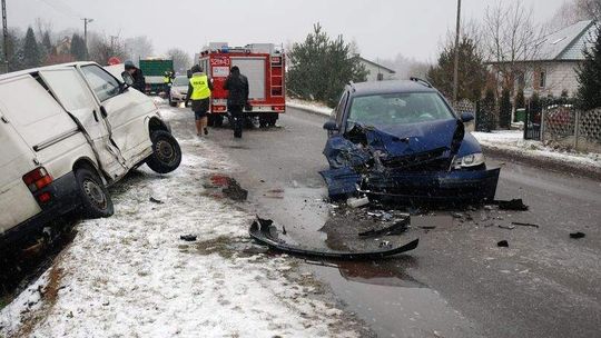 Ryki: Zderzenie volkswagena i skody. Trzy osoby w szpitalu