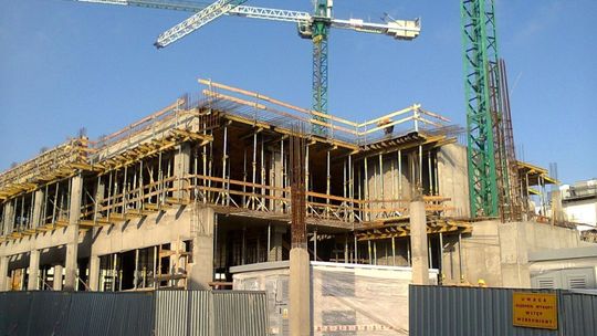 Rywal się rozbudowuje: parking, H&M, kino