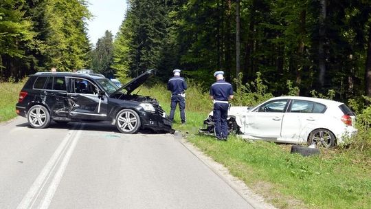 Ryzykant wyprzedzał na wzniesieniu i podwójnej ciągłej. Dwa auta rozbite