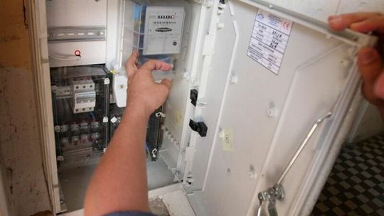 Rząd chce dołożyć do rachunków za prąd. Komu i ile?