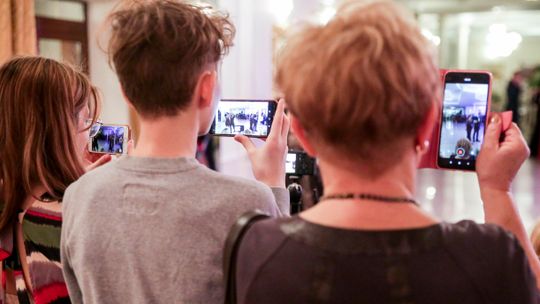 Rząd chce przejąć pieniądze 15 milionów posiadaczy telefonów komórkowych