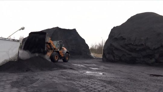 Rząd dopuszcza palenie w piecach zanieczyszczonym węglem. Ekolodzy alarmują: grozi nam powrót smogu