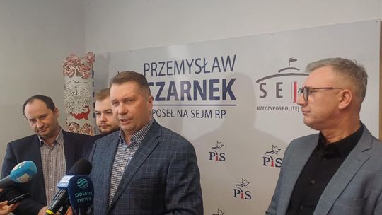 Rząd kłamie w sprawie bazy w Poniatowej? Czarnek: Nie ma dowód, że znaleziono tam ludzkie szczątki Rząd kłamie w sprawie bazy w Poniatowej? Czarnek: Nie ma dowód, że znaleziono tam ludzkie szczątki