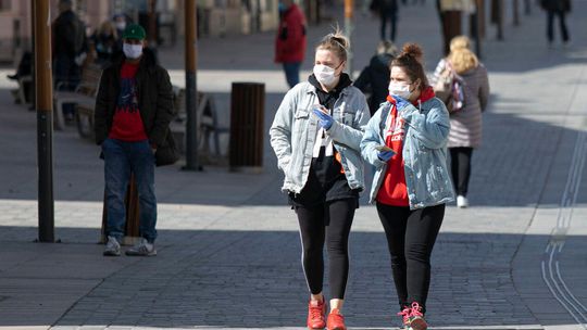 Rząd luzuje obostrzenia. Mniejszy dystans społeczny i więcej kibiców na stadionach