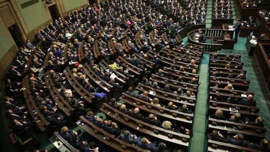 Rząd podniesie ceny paliw? Trwają obrady Sejmu (oglądaj na żywo)