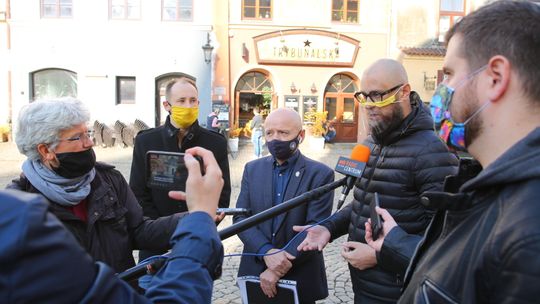 "Rząd zamyka oczy". Jacek Bury o pomocy dla przedsiębiorców