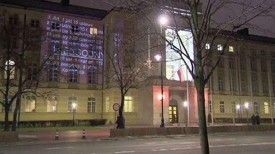 "Rządzie, publikuj" na fasadzie Kancelarii Prezesa Rady Ministrów. Protest ws. orzeczenia TK