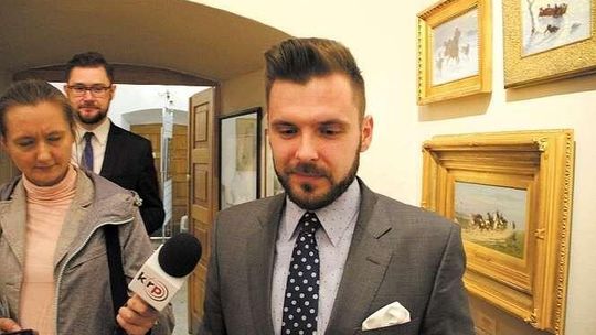 Rzecznik w urzędzie już nie pracuje. Ale wciąż w nim zarabia