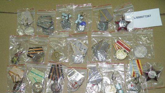 Rzeczy z czasów II wojny światowej trafiły z przemytniczej skrytki do muzealnej gabloty