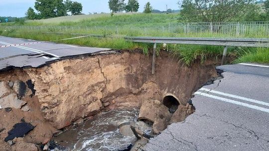 Rzeka podmyła drogę wojewódzką. Dziura w jezdni, „nadbużanka” nieprzejezdna