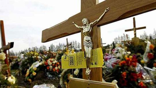 Rzeszów: Ulotki reklamowe wieszają na grobach
