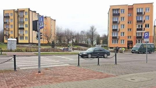 Rzeźba prezydenta, krzyż i tablica. Pomnik smoleński stanie przy skrzyżowaniu