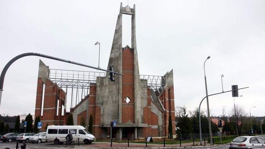 Rzeźby papieża ze ściętych drzew trafią na aukcję?