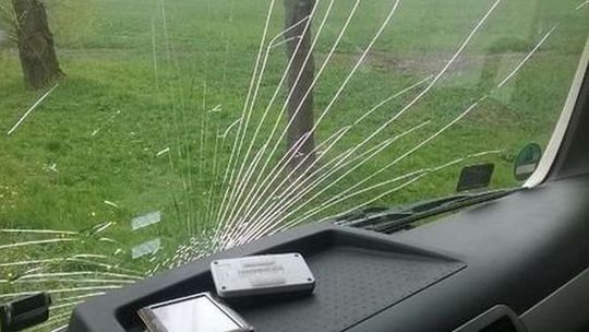 Rzucał w auta rękawicami z wodą. Omal nie doszło do tragedii