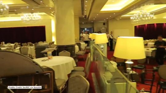 Rzucali krzesłami oraz stołami. Protestujący z Hongkongu zdewastowali restaurację [wideo]