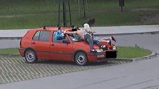 Rzucali się na maskę samochodu. Wpadli przez monitoring (wideo)