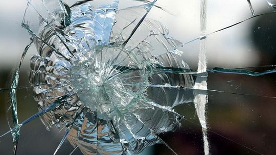 Rzucali szkłem w przechodniów, potem szarpali się z policjantami