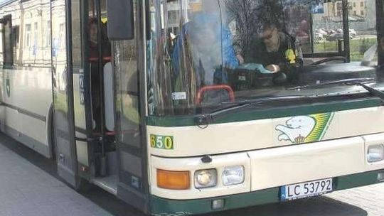 Rzucił butelką, rozbił szybę w autobusie