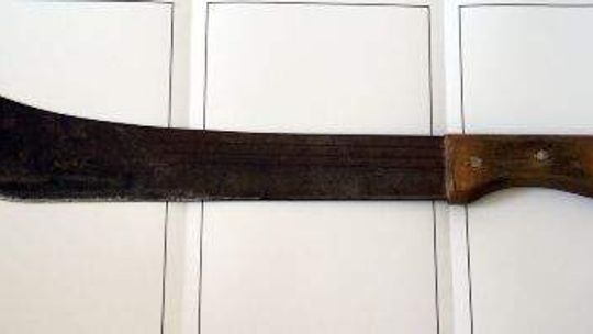 Rzucił się na kolegę z maczetą. Trafił go w kark