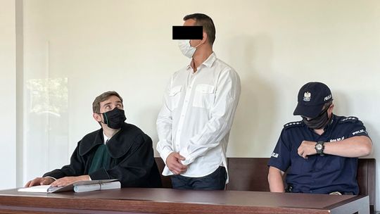 Rzucił się z nożem na mężczyznę. Zeznawał on przeciwko jego dziewczynie