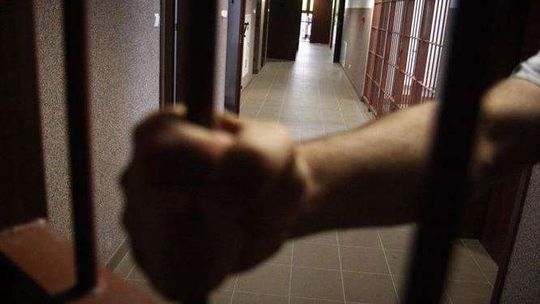 Rzucił się z nożem na policjantów. Wcześniej groził żonie