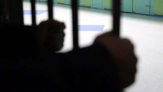 Rzucił się z nożem na swoją matkę. Bo nie zostawili mu kotletów na kolację