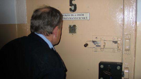 Rzucił się z nożyczkami na kobietę. Trafił do aresztu