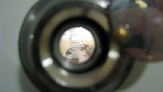 Rzucił się z piłą łańcuchową na żonę i córkę