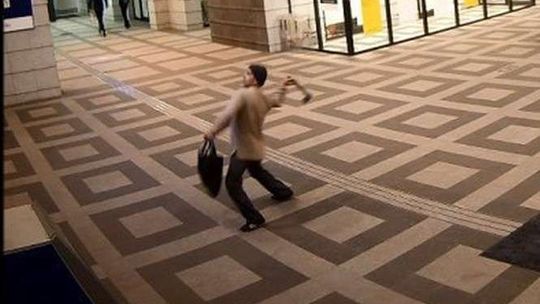 Rzucił siekierą w ekran na dworcu. Szuka go policja (wideo)