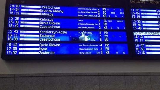 Rzucił siekierą w rozkład jazdy pociągów. Policja zatrzymała podejrzanego