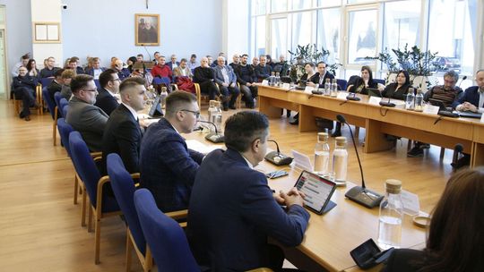 Rzutem na taśmę z budżetem na nowy rok. W głosowaniu pomógł przewrót w radzie