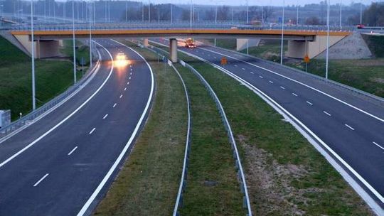 S17: 17-letnia dziewczyna wyskoczyła z samochodu w trakcie jazdy